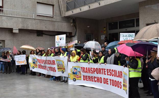 La oposición acusa a Amat de «mentiras» y «engaños» por las subvenciones del transporte escolar