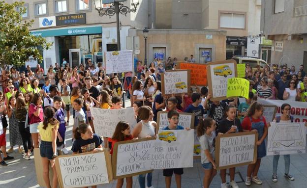 Las familias afectadas por el transporte escolar se manifiestan para exigir a Amat que cumpla lo prometido