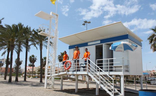 Roquetas amplía la vigilancia de sus playas hasta el 31 de octubre