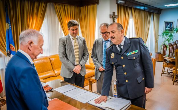 Miguel Ángel López toma posesión del cargo de intendente mayor de la Policía Local de Roquetas