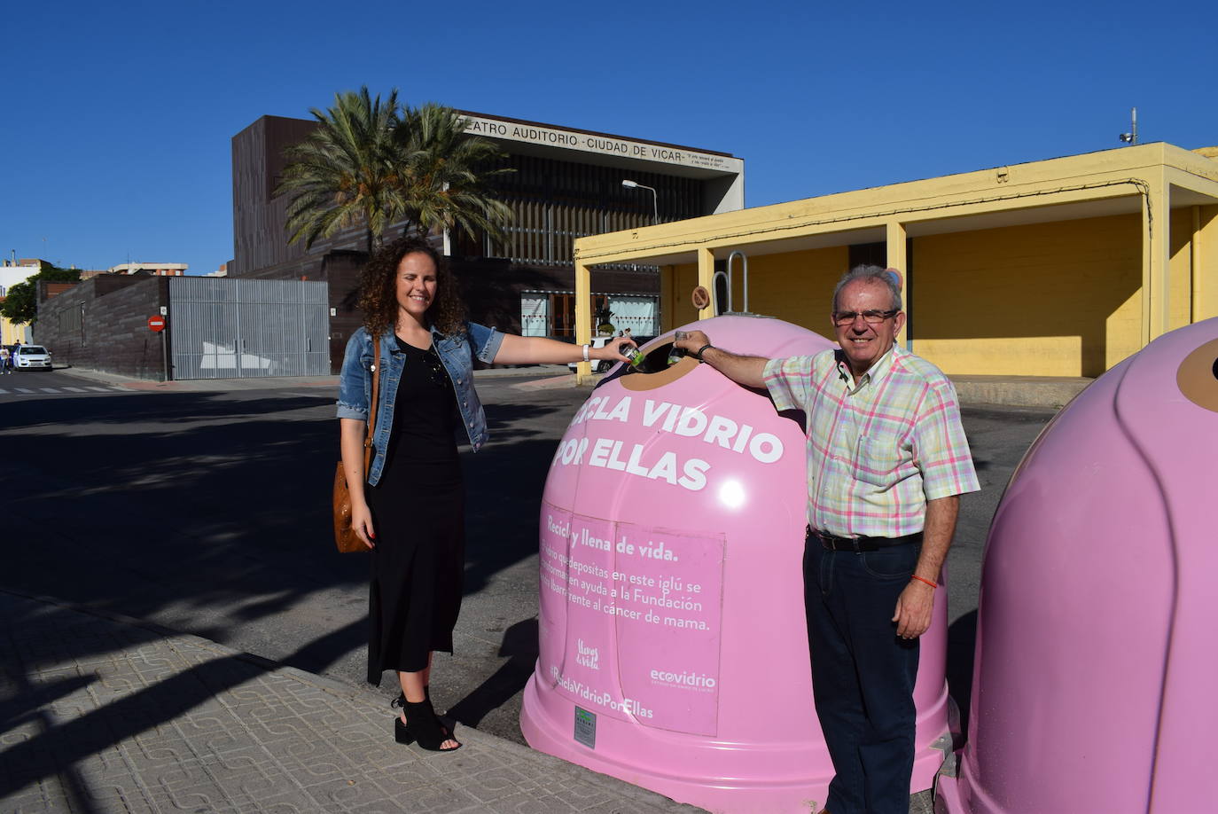 Iglús de color rosa en Vícar para recoger vidrio y recaudar dinero contra el cáncer