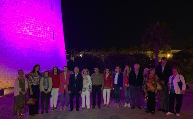 El Castillo de Santa Ana de Roquetas se iluminó de rosa contra el cáncer