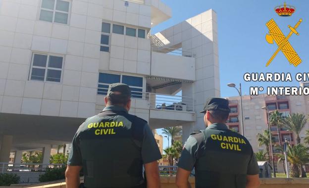 La Guardia Civil auxilia a madre e hija en una vivienda de Roquetas de Mar