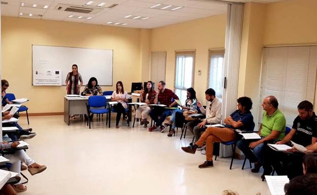 La mesa sectorial de Educación del proyecto ERACIS estudia acciones educativas en colegios de zonas desfavorecidas de Roquetas