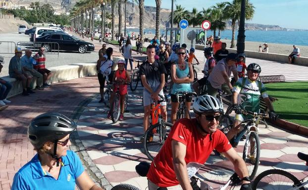 Más de 200 personas participaron en la ruta en bici de las asociaciones de La Paz y La Gloria
