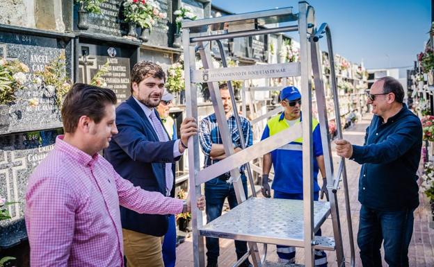 Los cementerios de Roquetas estrenan nuevas escaleras y se preparan para el día de difuntos