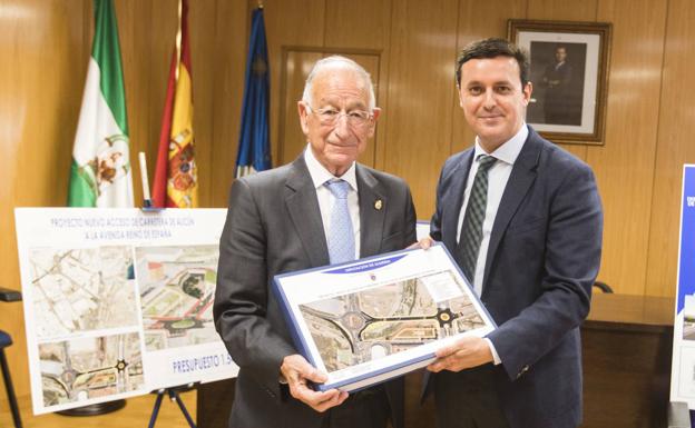 Diputación entrega a Roquetas los proyectos del puente del cementerio y la conexión de Las Salinas con la Variante
