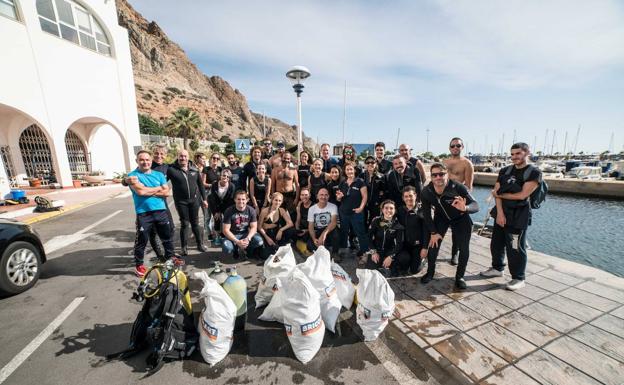 Cerca de medio centenar de personas participaron en la XIII Limpieza de Fondos en el Puerto de Aguadulce