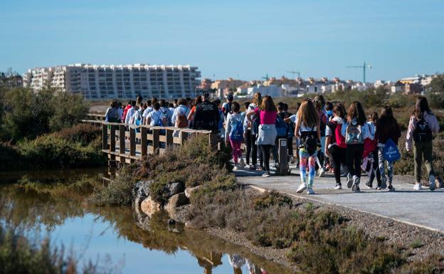 Casi 600 escolares de 11 colegios de Roquetas participaron en la marcha saludable 'Caminando por un reto'