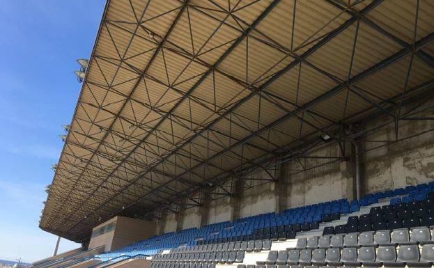 Abren expediente a la empresa que debía rehabilitar la cubierta del Estadio Peroles de Roquetas