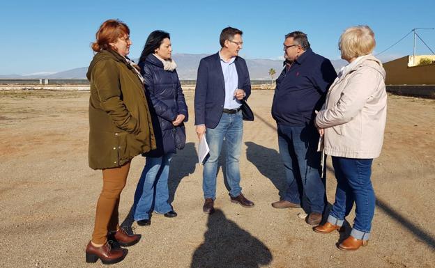 El PSOE califica de «montaje teatral» el inicio de la cesión de los terrenos del hospital un año después