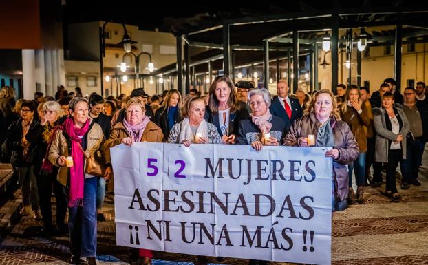 Decenas de personas participaron en los actos contra la violencia de género de Roquetas