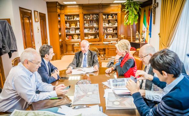 Ayuntamiento y Junta analizan la conexión de la carretera del Cementerio con la Variante