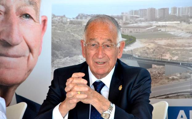 Amat ironiza con la crisis de Vox: «el belén no se mueve y lo tengo en mi despacho»