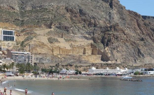 El PSOE reclama la restauración de los acantilados dañados por la «aberración urbanística» de la entrada de Aguadulce
