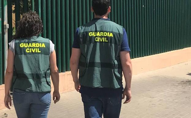 Robaba dentro de los coches tras forzar el bombín o romper la luna