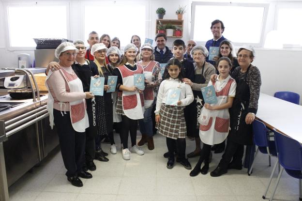 Abuelos y nietos del colegio Portocarrero se unen para hacer un recetario de platos tradicionales