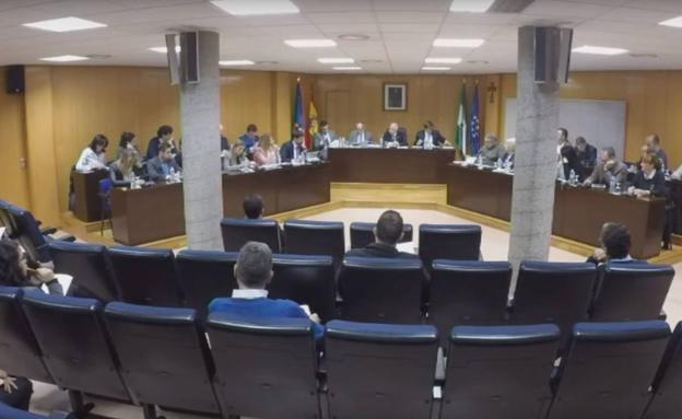 El pleno oficializa la salida de dos concejales de Vox y suprime la Comisión de Turismo y Comercio que presidía uno de ellos
