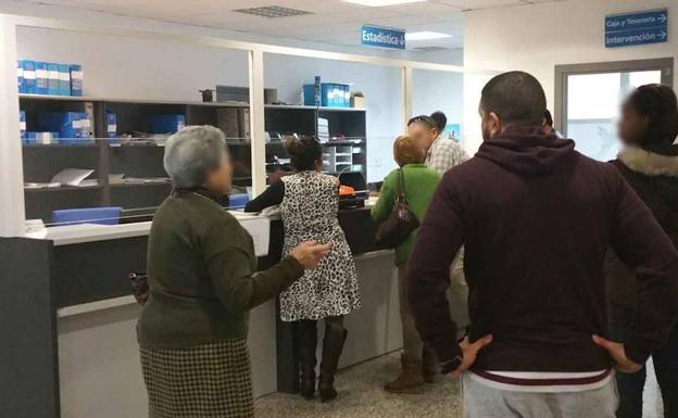 Roquetas lanza un servicio de cita previa online para acabar con las colas del padrón