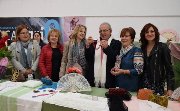 Más de 300 artesanas y 34 asociaciones participaron en el Encuentro Provincial de Encajeras de Bolillo de Vícar