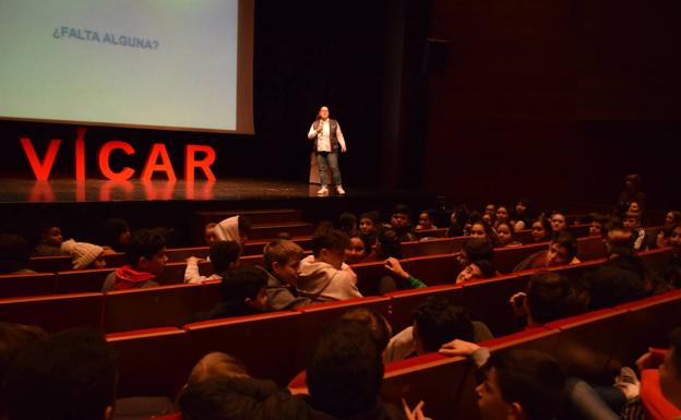 Adolescentes vicarios aprenden a hacer un uso responsable de las redes sociales
