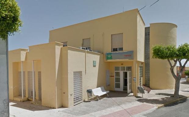 El personal de los centros sanitarios de Vícar se rebela contra la destitución de su director