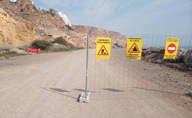 Los coches esquivan la prohibición de usar El Cañarete por el camino de la playa de El Palmer