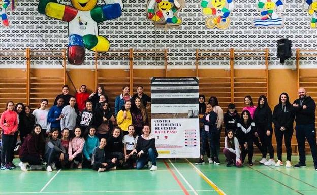 Vícar enseña defensa personal a las alumnas de colegios e institutos