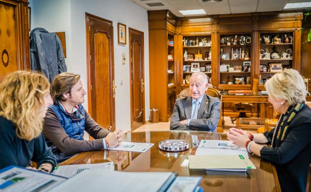 Roquetas y la Junta anuncian buses lanzadera gratuitos para conectar con Almería a partir del martes