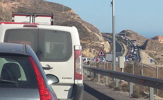 Tráfico prohíbe desde hoy la circulación de camiones en la A-7 entre El Parador y Almería de 7.30 a 8.30 de la mañana