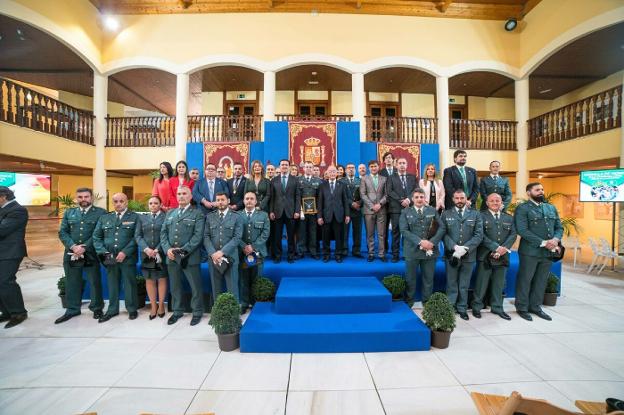 Roquetas entrega su máxima distinción a la Guardia Civil con motivo de su 175º aniversario