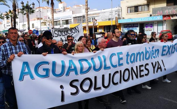 Medio millar de personas exigen acabar con la «ratonera» en que se ha convertido Aguadulce