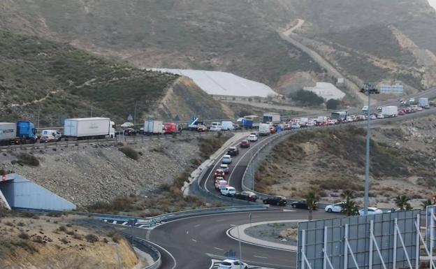 El PSOE pide a Amat soluciones al colapso de los accesos a la A7 y duda del éxito de sus buses lanzadera