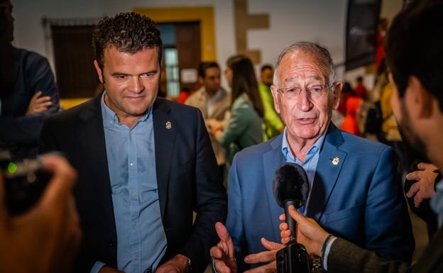 El Ayuntamiento de Roquetas retira las competencias y el sueldo del único concejal de Vox, José Ignacio Cerrudo