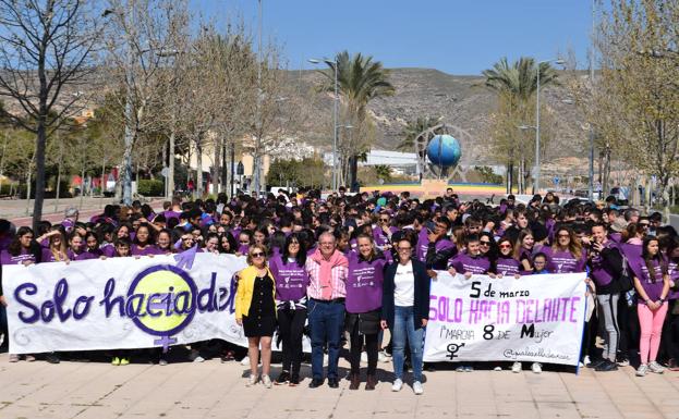 El alumnado del IES Villa de Vícar celebró una marcha reivindicativa por la igualdad