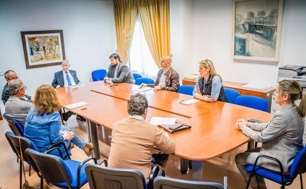 Roquetas reforzará la limpieza en parques infantiles, el apeadero, los mercados y los contenedores