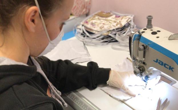 Vícar coordina un centenar de mujeres para hacer mascarillas para el personal más expuesto