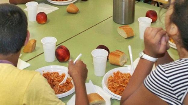 Una veintena de familias de Vícar se benefician de la entrega de comida para escolares del plan de refuerzo