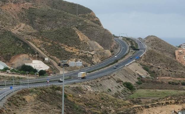 El tráfico en las carreteras del área metropolitana se redujo estos días entre un 42 y un 87 por ciento