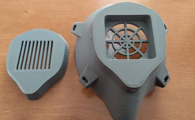 Un joven de Vícar dona máscaras de protección a la Policía Local y los centros de salud hechas con impresora 3D
