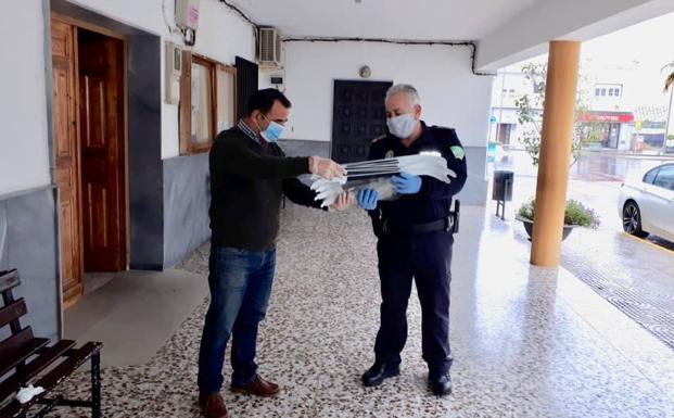 La Mojonera entregó material de protección al personal sanitario, voluntarios de Protección Civil y la Policía Local