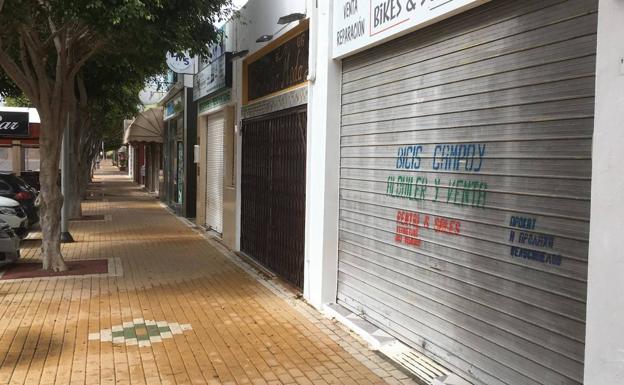 Comerciantes de la 'Urba' y chiringuitos denuncian que los negocios de temporada no tienen acceso a las ayudas