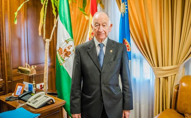 Amat niega la falta de información y asegura que ha remitido a la oposición más de 600 resoluciones