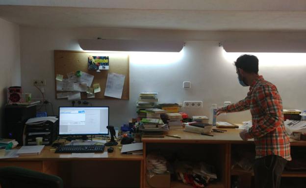 Reparto a domicilio propio, el arma de librería Metáfora de Roquetas para competir con los gigantes de Internet
