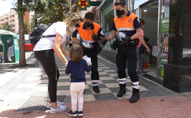 Roquetas reparte casi 50.000 mascarillas en las zonas comerciales