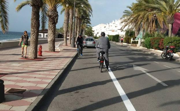 Amat da marcha atrás con el carril bici del paseo marítimo de Aguadulce