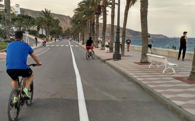 IU-TD-EQ insta a Amat a rectificar «inmediatamente» y haga el carril bici en el paseo marítimo de Aguadulce