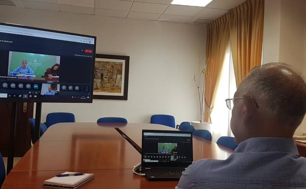 Grandes carteles, dobles pasarelas y personal de información, Roquetas ya prepara sus playas para garantizar la seguridad