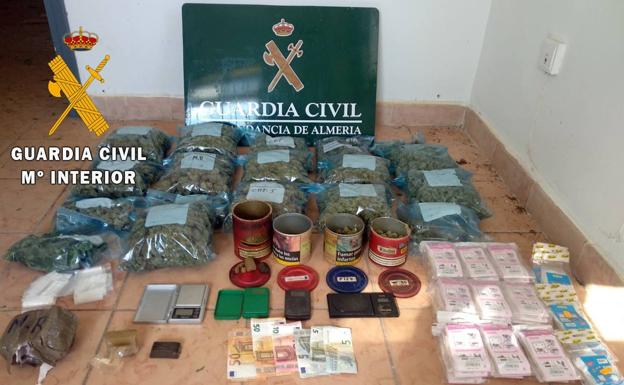 Neutralizado un punto de venta de droga en Roquetas, en el que también se cultivaban casi 200 plantas de marihuana
