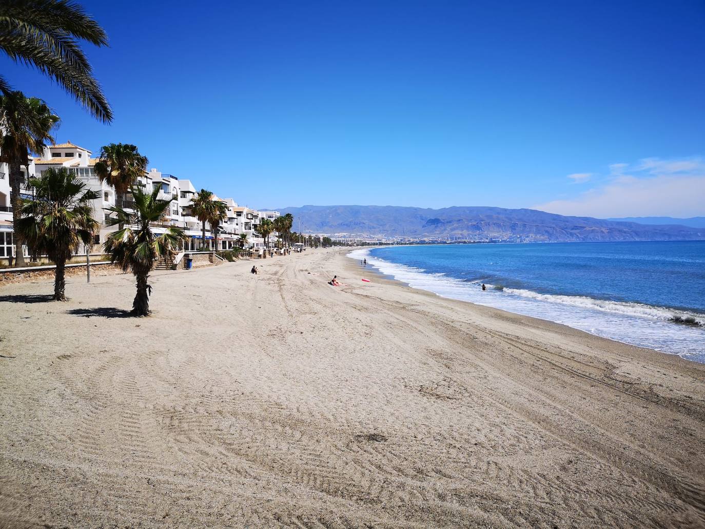 Roquetas contratará a 25 controladores para vigilar el aforo de sus playas